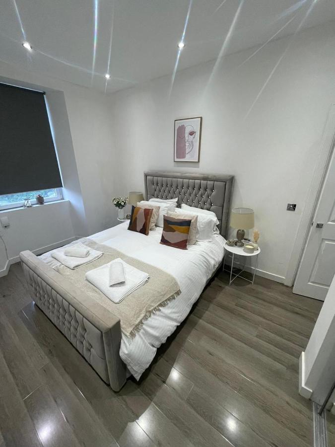 Stylish & Comfortable Ground Floor House - Main Door Private Entrance - Free Parking & Garden Appartement